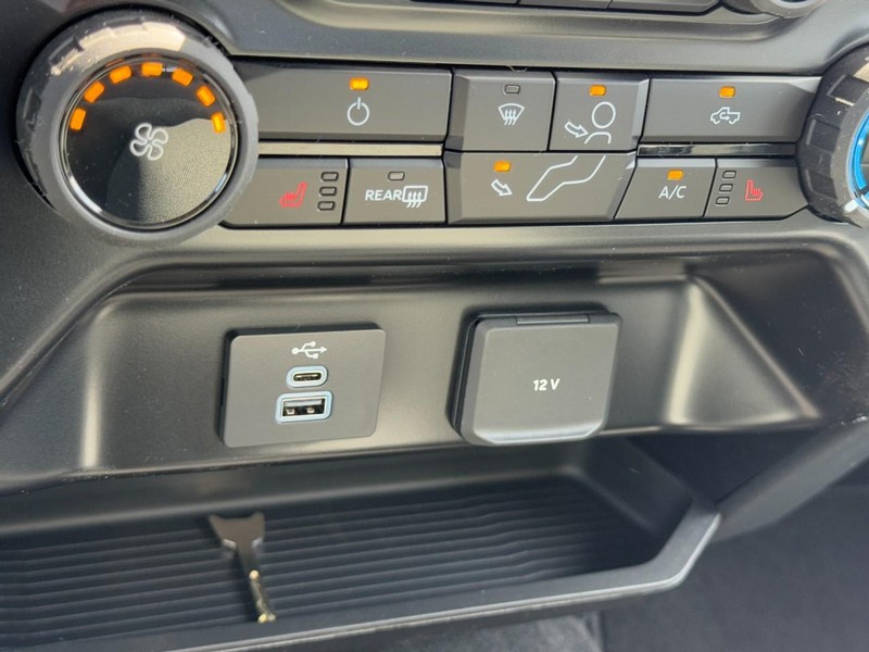 Ford Super Duty F-350 SRW Vehicle Full-screen Gallery Image 12