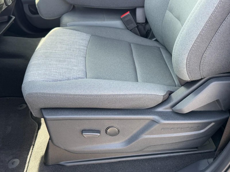 Ford Super Duty F-350 SRW Vehicle Full-screen Gallery Image 15