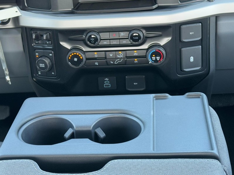 Ford Super Duty F-250 SRW Vehicle Image 09