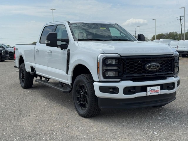 Ford Super Duty F-350 SRW Vehicle Full-screen Gallery Image 2