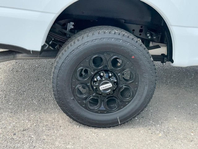 Ford Super Duty F-350 SRW Vehicle Full-screen Gallery Image 4