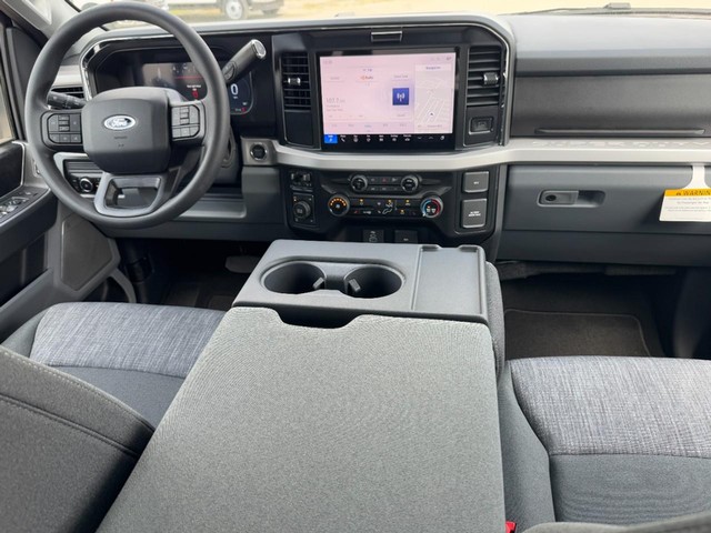 Ford Super Duty F-350 SRW Vehicle Full-screen Gallery Image 6