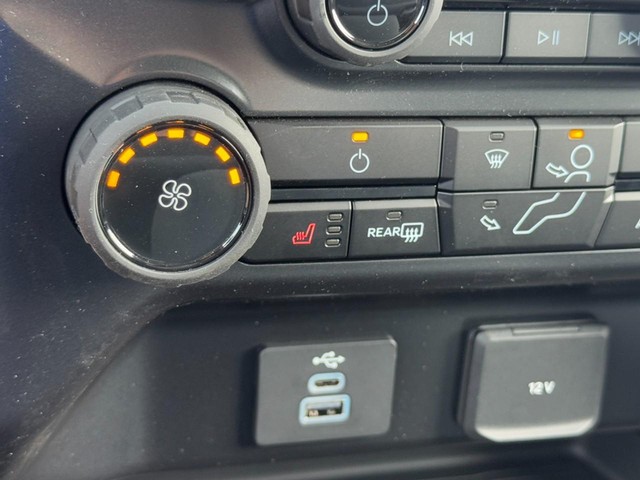 Ford Super Duty F-350 SRW Vehicle Full-screen Gallery Image 12