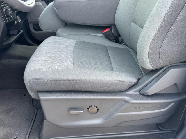 Ford Super Duty F-350 SRW Vehicle Full-screen Gallery Image 15