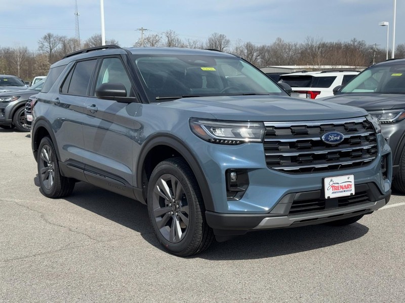 Ford Explorer Vehicle Full-screen Gallery Image 2