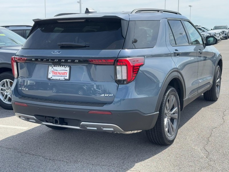 Ford Explorer Vehicle Full-screen Gallery Image 3