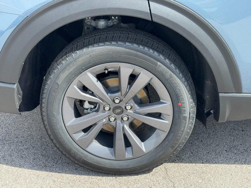 Ford Explorer Vehicle Full-screen Gallery Image 4