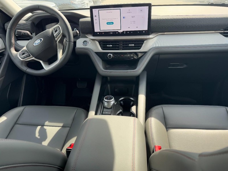 Ford Explorer Vehicle Full-screen Gallery Image 6