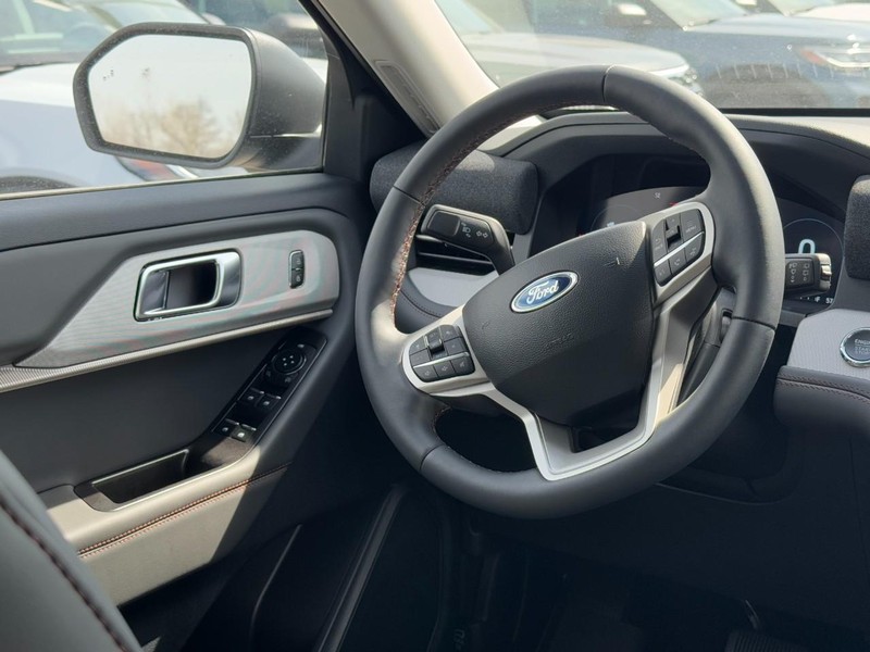 Ford Explorer Vehicle Full-screen Gallery Image 7