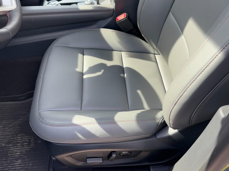 Ford Explorer Vehicle Full-screen Gallery Image 16