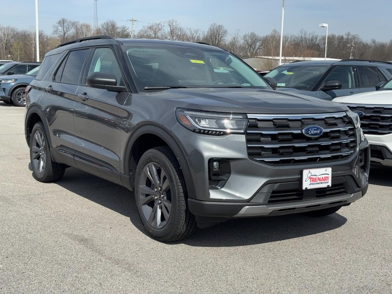 Ford Explorer Vehicle Full-screen Gallery Image 2