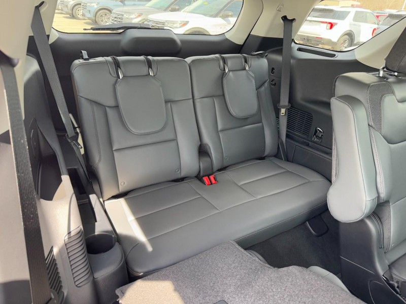 Ford Explorer Vehicle Full-screen Gallery Image 6