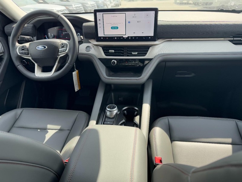 Ford Explorer Vehicle Full-screen Gallery Image 7