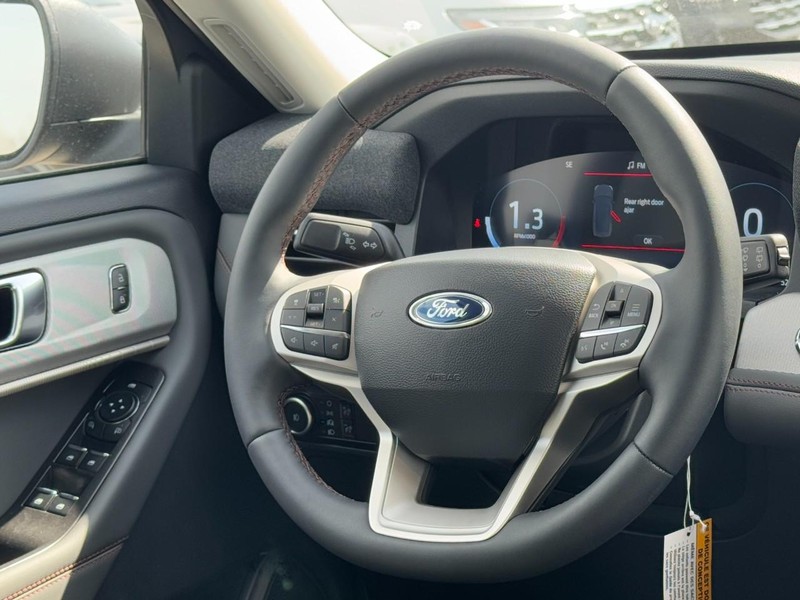 Ford Explorer Vehicle Full-screen Gallery Image 8