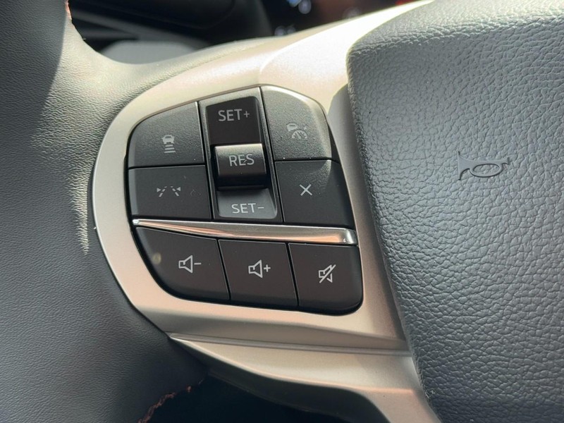 Ford Explorer Vehicle Full-screen Gallery Image 11