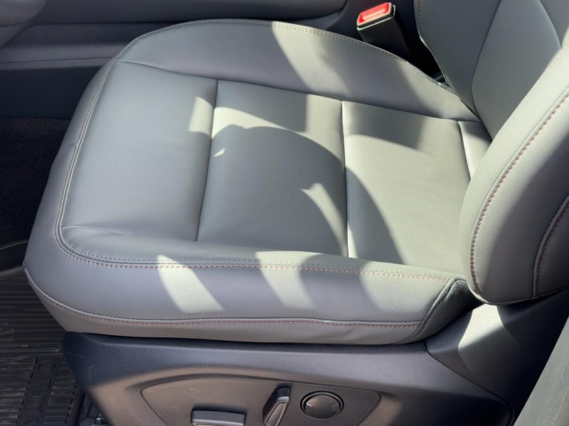 Ford Explorer Vehicle Full-screen Gallery Image 16