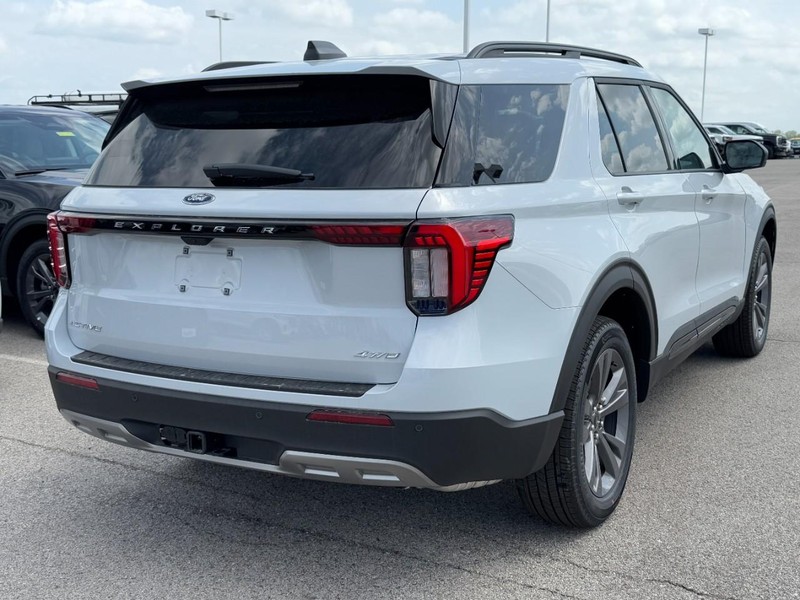 Ford Explorer Vehicle Image 03