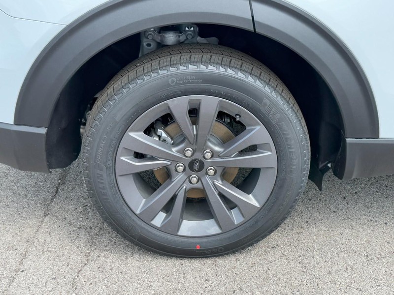 Ford Explorer Vehicle Image 04