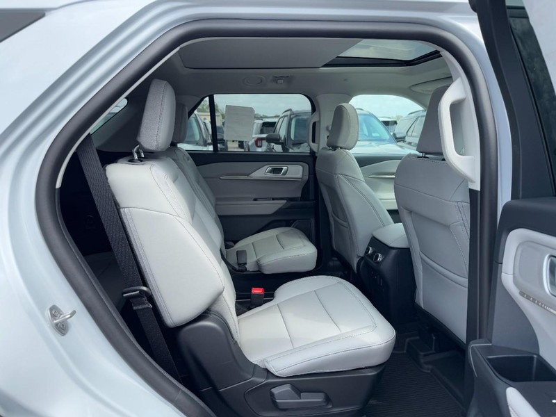 Ford Explorer Vehicle Image 05