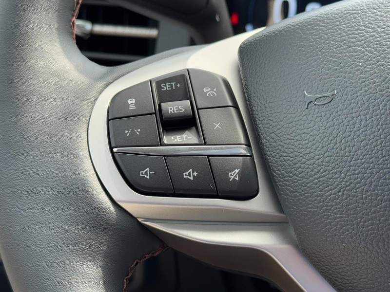 Ford Explorer Vehicle Image 11