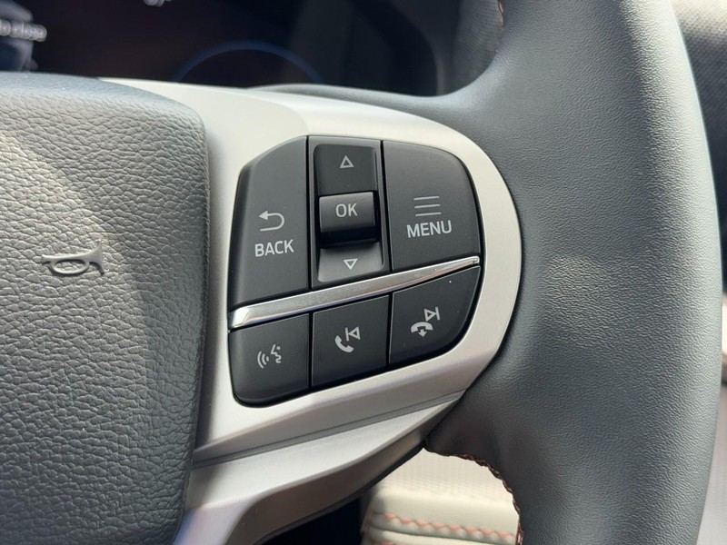 Ford Explorer Vehicle Image 12