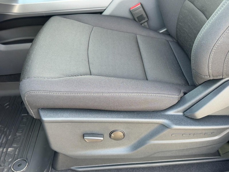 Ford F-150 Vehicle Full-screen Gallery Image 14