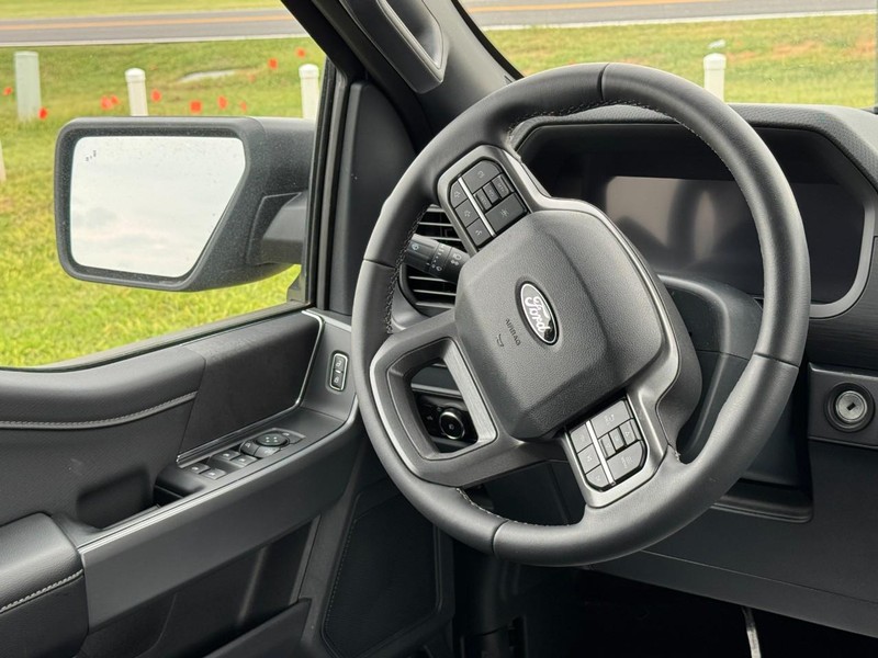 Ford F-150 Vehicle Full-screen Gallery Image 7