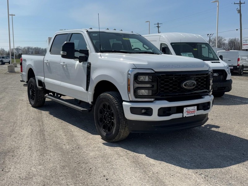 Ford Super Duty F-350 SRW Vehicle Full-screen Gallery Image 2