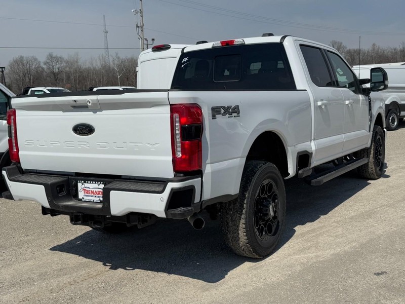 Ford Super Duty F-350 SRW Vehicle Full-screen Gallery Image 3