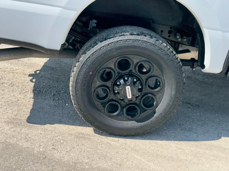 Ford Super Duty F-350 SRW Vehicle Full-screen Gallery Image 4