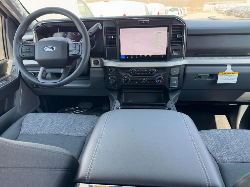 Ford Super Duty F-350 SRW Vehicle Full-screen Gallery Image 6