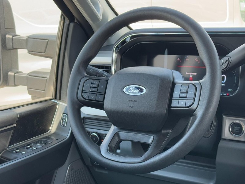 Ford Super Duty F-350 SRW Vehicle Full-screen Gallery Image 7