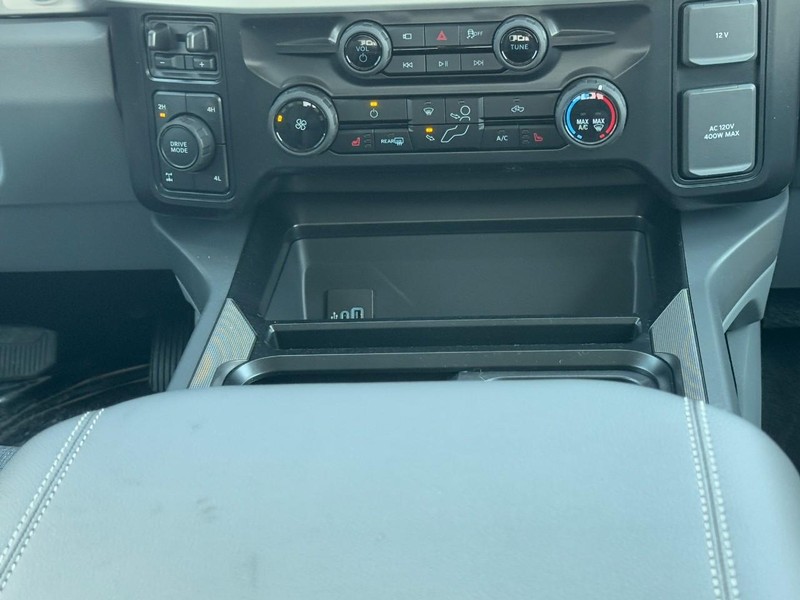 Ford Super Duty F-350 SRW Vehicle Full-screen Gallery Image 9