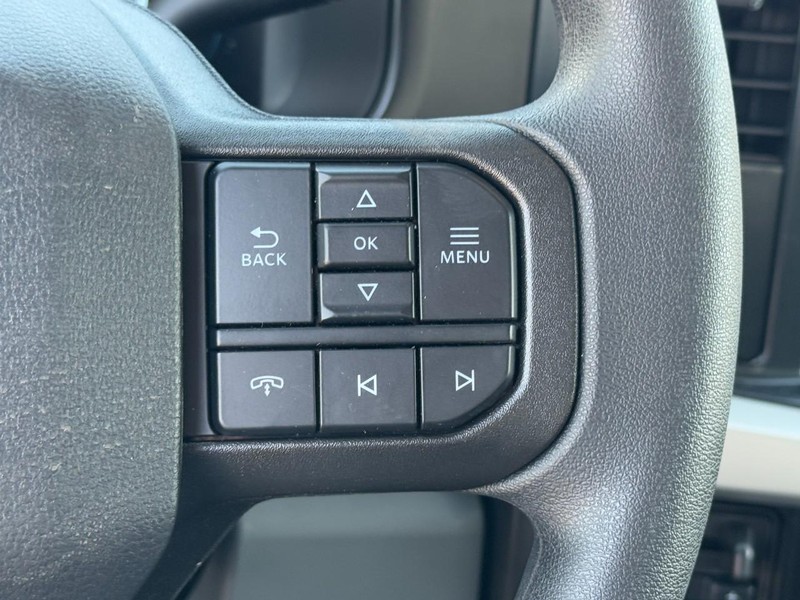 Ford Super Duty F-350 SRW Vehicle Full-screen Gallery Image 11