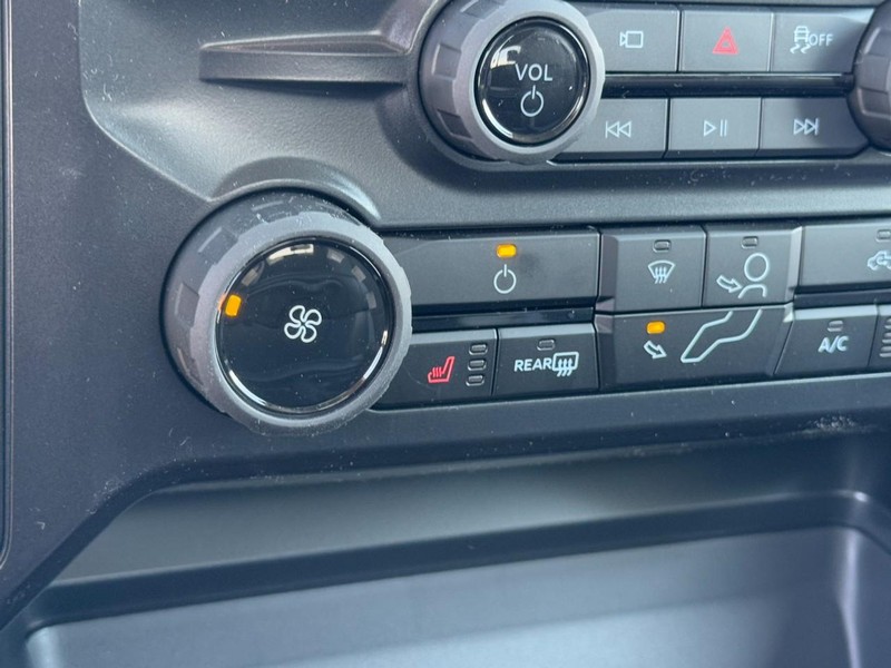 Ford Super Duty F-350 SRW Vehicle Full-screen Gallery Image 12