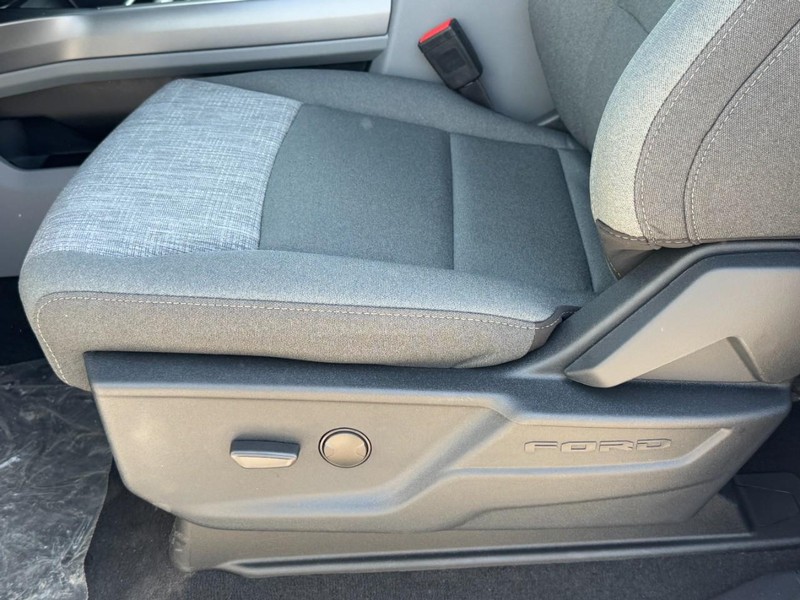 Ford Super Duty F-350 SRW Vehicle Full-screen Gallery Image 15