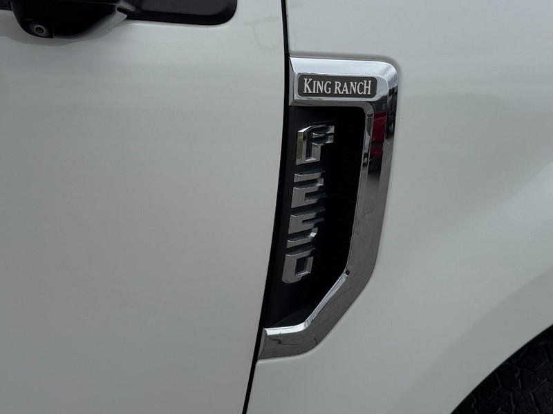 Ford Super Duty F-250 SRW Vehicle Full-screen Gallery Image 10