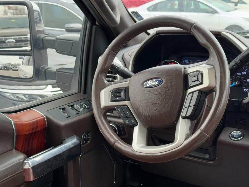Ford Super Duty F-250 SRW Vehicle Full-screen Gallery Image 13