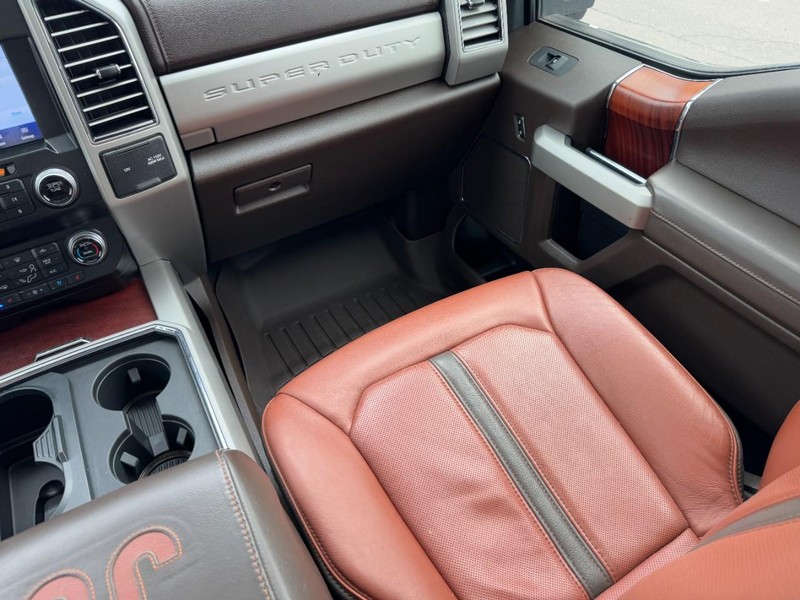 Ford Super Duty F-250 SRW Vehicle Full-screen Gallery Image 16