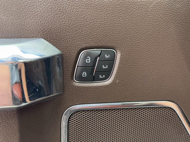 Ford Super Duty F-250 SRW Vehicle Full-screen Gallery Image 17