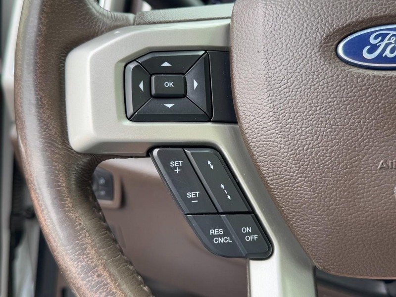 Ford Super Duty F-250 SRW Vehicle Full-screen Gallery Image 18