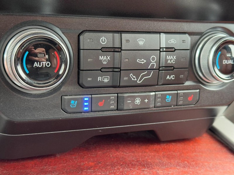 Ford Super Duty F-250 SRW Vehicle Full-screen Gallery Image 21