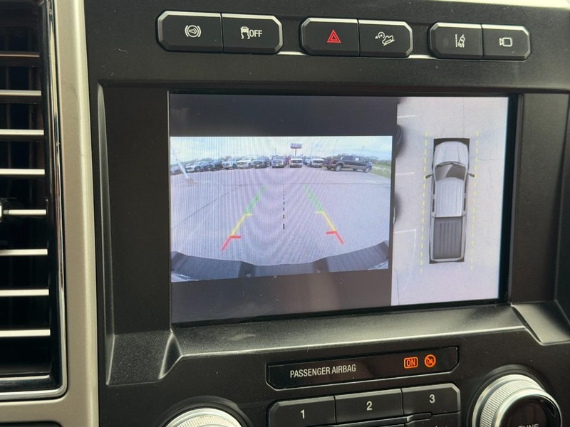 Ford Super Duty F-250 SRW Vehicle Full-screen Gallery Image 23