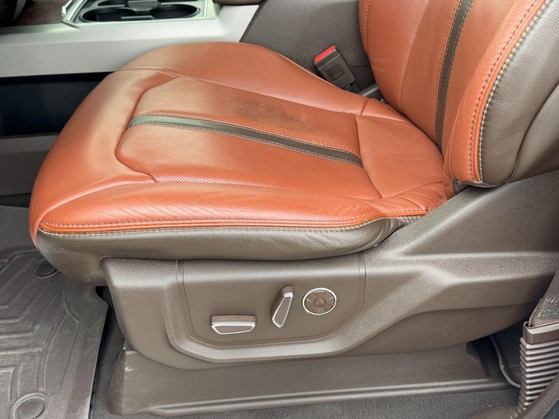 Ford Super Duty F-250 SRW Vehicle Full-screen Gallery Image 25