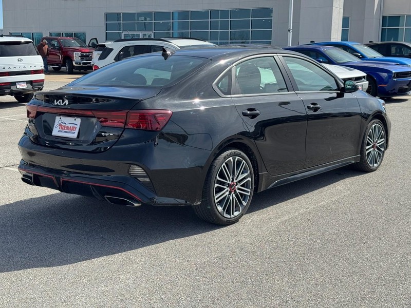 Kia Forte Vehicle Full-screen Gallery Image 3