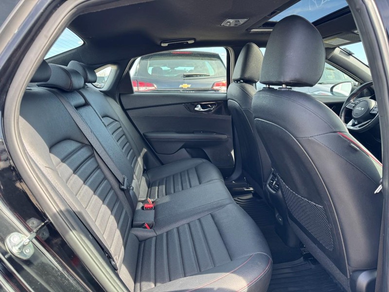 Kia Forte Vehicle Full-screen Gallery Image 10