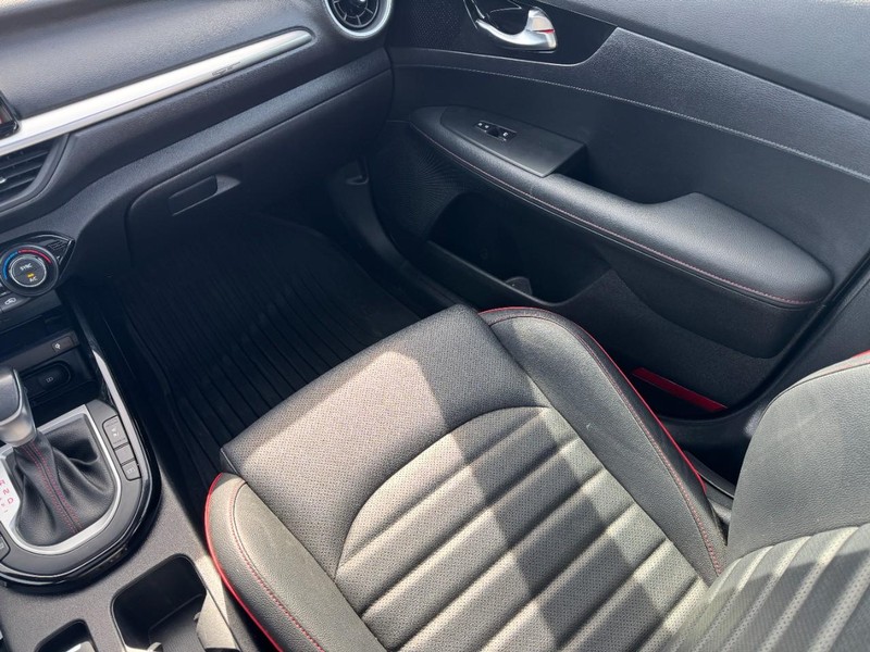 Kia Forte Vehicle Full-screen Gallery Image 15