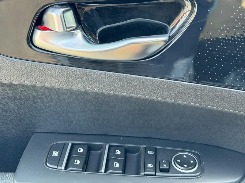 Kia Forte Vehicle Full-screen Gallery Image 24