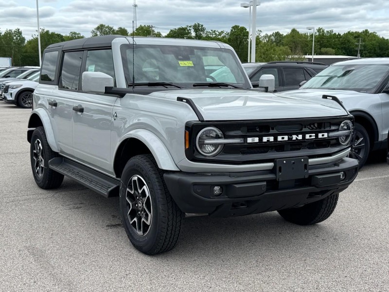 Ford Bronco Vehicle Full-screen Gallery Image 2