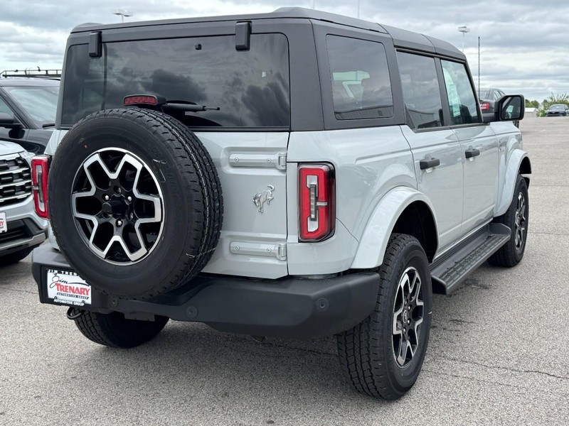 Ford Bronco Vehicle Full-screen Gallery Image 3